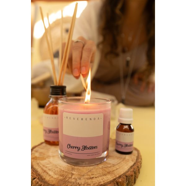 BOX CHERRY BLOSSOM REVERENDA DIF. 100ML + VELA 200GR + ACEITE ES 20ML + H. SPRAY 250ML